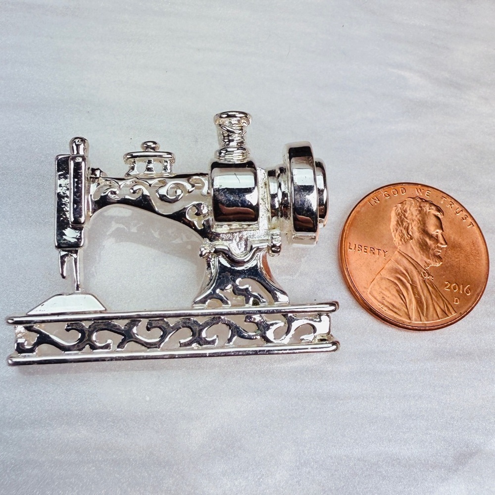 Silvertone Sewing Machine Brooch Pin - Picture 7 of 7
